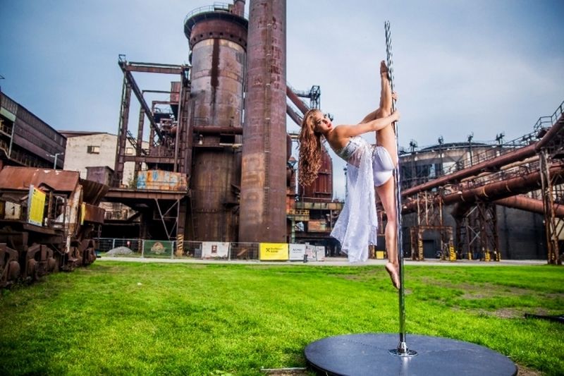 5b89b3fcb4bc7-poledanceshow1.jpg